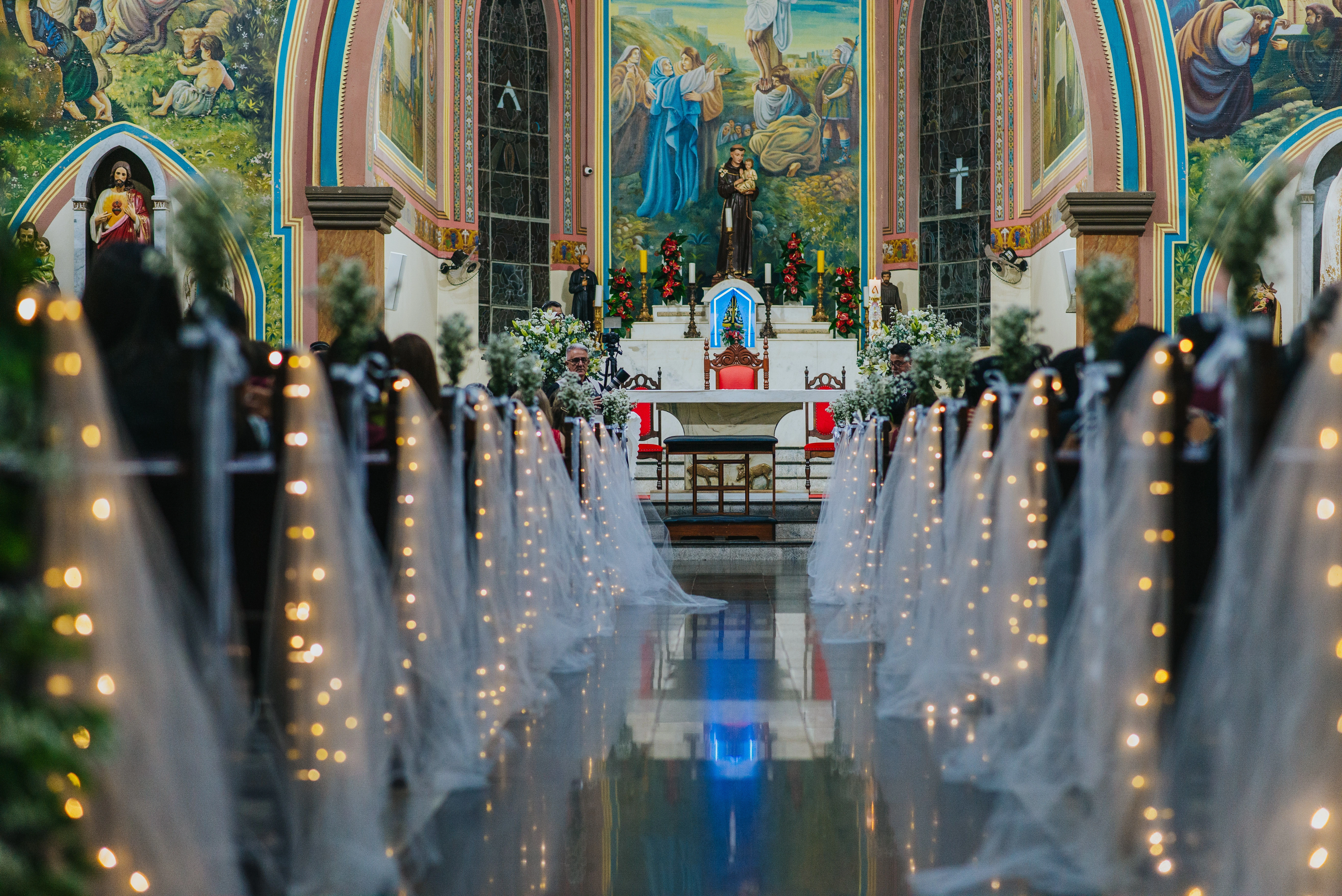 Casamento real com cenografia floral exuberante, mesa de doces finos e Fábio Garcia ao lado dos noivos