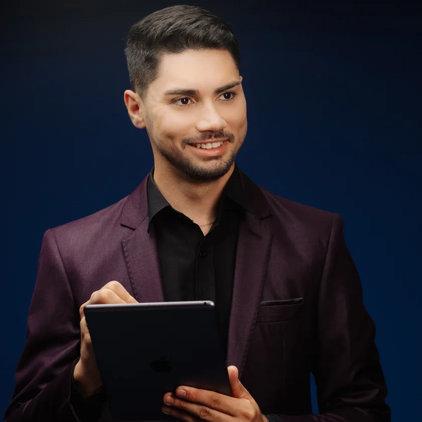 Fábio Garcia com tablet em mãos coordenando a assessoria e o cronograma do evento