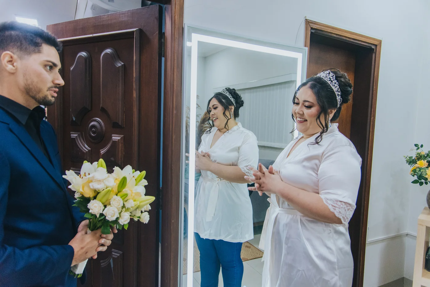 Banquete de casamento com arranjos aéreos e iluminação quente