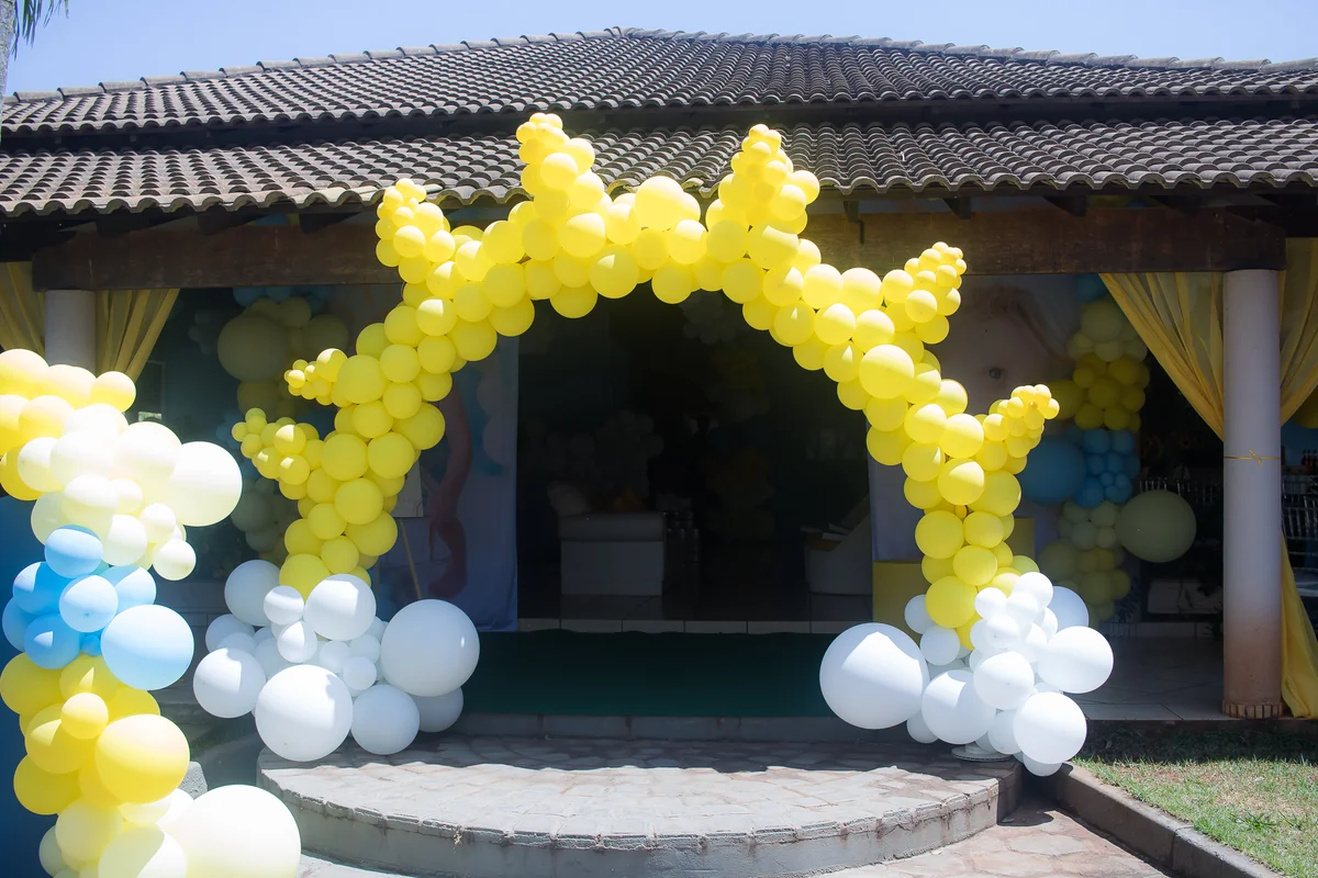 Mesa de doces e bolo com peças douradas