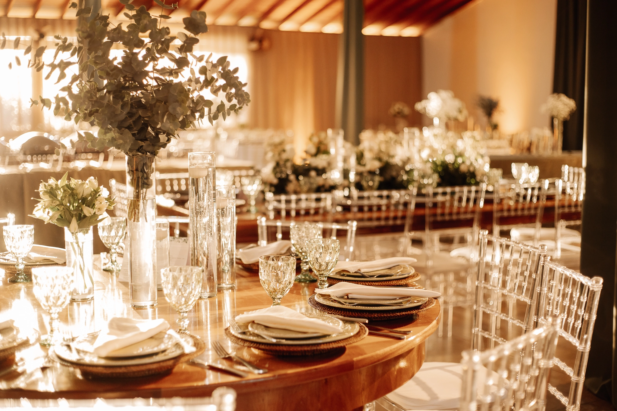 Decoração personalizada com peças nobres, flores e cenografia